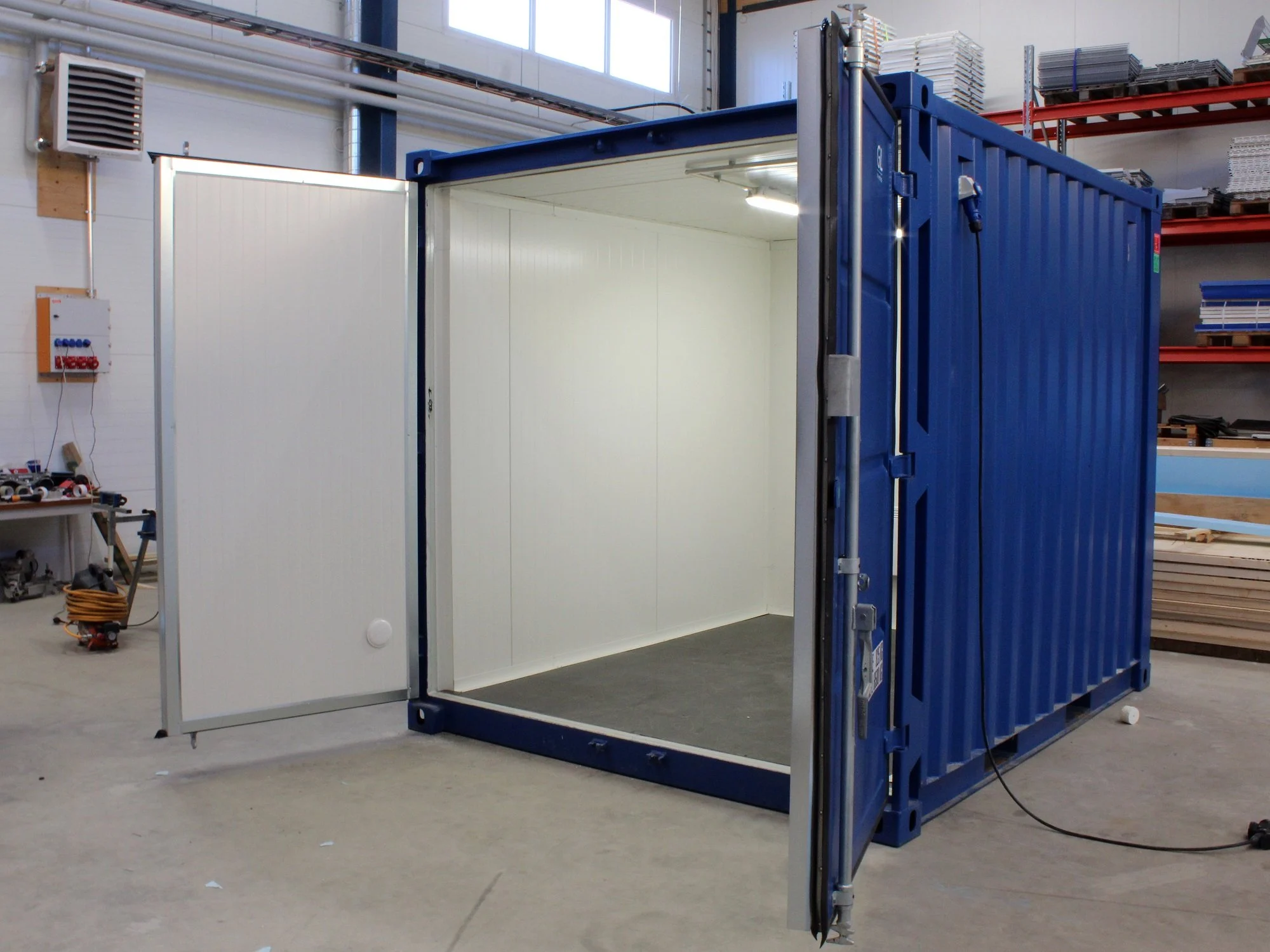 5 (1) 10′ Insulated Container - Image 1